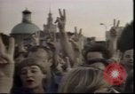 Standbild Wasserschläuche auf Demonstranten in Polen Krise verwendet Polen, 1981, aus Sekunde 14 historischem Filmmaterial Videoclip 65675056622
