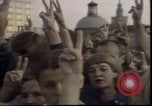 Standbild Wasserschläuche auf Demonstranten in Polen Krise verwendet Polen, 1981, aus Sekunde 15 historischem Filmmaterial Videoclip 65675056622