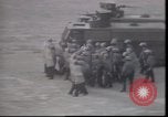 Standbild Wasserschläuche auf Demonstranten in Polen Krise verwendet Polen, 1981, aus Sekunde 23 historischem Filmmaterial Videoclip 65675056622