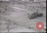 Standbild Wasserschläuche auf Demonstranten in Polen Krise verwendet Polen, 1981, aus Sekunde 27 historischem Filmmaterial Videoclip 65675056622