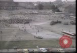 Standbild Wasserschläuche auf Demonstranten in Polen Krise verwendet Polen, 1981, aus Sekunde 29 historischem Filmmaterial Videoclip 65675056622
