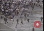 Standbild Wasserschläuche auf Demonstranten in Polen Krise verwendet Polen, 1981, aus Sekunde 36 historischem Filmmaterial Videoclip 65675056622