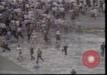 Standbild Wasserschläuche auf Demonstranten in Polen Krise verwendet Polen, 1981, aus Sekunde 37 historischem Filmmaterial Videoclip 65675056622