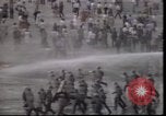 Standbild Wasserschläuche auf Demonstranten in Polen Krise verwendet Polen, 1981, aus Sekunde 39 historischem Filmmaterial Videoclip 65675056622