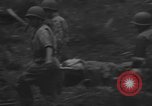 Standbild Wunden und medizinische Behandlung von US-Soldaten Pacific Theater, 1944, aus Sekunde 13 historischem Filmmaterial Videoclip 65675056748