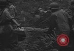 Standbild Wunden und medizinische Behandlung von US-Soldaten Pacific Theater, 1944, aus Sekunde 15 historischem Filmmaterial Videoclip 65675056748