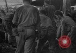 Standbild Wunden und medizinische Behandlung von US-Soldaten Pacific Theater, 1944, aus Sekunde 24 historischem Filmmaterial Videoclip 65675056748