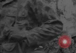 Standbild Wunden und medizinische Behandlung von US-Soldaten Pacific Theater, 1944, aus Sekunde 28 historischem Filmmaterial Videoclip 65675056748