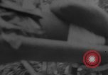 Standbild Wunden und medizinische Behandlung von US-Soldaten Pacific Theater, 1944, aus Sekunde 31 historischem Filmmaterial Videoclip 65675056748