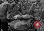 Standbild Wunden und medizinische Behandlung von US-Soldaten Pacific Theater, 1944, aus Sekunde 48 historischem Filmmaterial Videoclip 65675056748