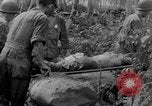 Standbild Wunden und medizinische Behandlung von US-Soldaten Pacific Theater, 1944, aus Sekunde 49 historischem Filmmaterial Videoclip 65675056748