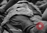 Standbild Wunden und medizinische Behandlung von US-Soldaten Pacific Theater, 1944, aus Sekunde 58 historischem Filmmaterial Videoclip 65675056748