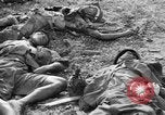 Standbild uns und feindliche Soldaten in Zweiten Weltkrieg Pacific Theater, 1944, aus Sekunde 4 historischem Filmmaterial Videoclip 65675056749