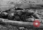 Standbild uns und feindliche Soldaten in Zweiten Weltkrieg Pacific Theater, 1944, aus Sekunde 8 historischem Filmmaterial Videoclip 65675056749