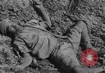 Standbild uns und feindliche Soldaten in Zweiten Weltkrieg Pacific Theater, 1944, aus Sekunde 14 historischem Filmmaterial Videoclip 65675056749