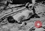Standbild uns und feindliche Soldaten in Zweiten Weltkrieg Pacific Theater, 1944, aus Sekunde 15 historischem Filmmaterial Videoclip 65675056749