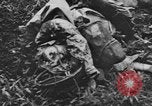 Standbild uns und feindliche Soldaten in Zweiten Weltkrieg Pacific Theater, 1944, aus Sekunde 25 historischem Filmmaterial Videoclip 65675056749