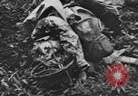 Standbild uns und feindliche Soldaten in Zweiten Weltkrieg Pacific Theater, 1944, aus Sekunde 26 historischem Filmmaterial Videoclip 65675056749