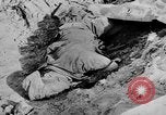 Standbild uns und feindliche Soldaten in Zweiten Weltkrieg Pacific Theater, 1944, aus Sekunde 27 historischem Filmmaterial Videoclip 65675056749