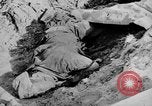 Standbild uns und feindliche Soldaten in Zweiten Weltkrieg Pacific Theater, 1944, aus Sekunde 28 historischem Filmmaterial Videoclip 65675056749