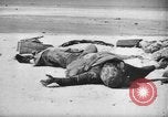 Standbild uns und feindliche Soldaten in Zweiten Weltkrieg Pacific Theater, 1944, aus Sekunde 37 historischem Filmmaterial Videoclip 65675056749