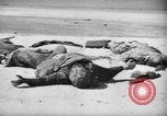 Standbild uns und feindliche Soldaten in Zweiten Weltkrieg Pacific Theater, 1944, aus Sekunde 39 historischem Filmmaterial Videoclip 65675056749