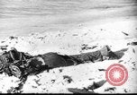 Standbild uns und feindliche Soldaten in Zweiten Weltkrieg Pacific Theater, 1944, aus Sekunde 41 historischem Filmmaterial Videoclip 65675056749