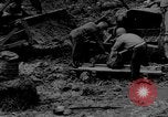 Standbild uns und feindliche Soldaten in Zweiten Weltkrieg Pacific Theater, 1944, aus Sekunde 49 historischem Filmmaterial Videoclip 65675056749