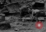 Standbild uns und feindliche Soldaten in Zweiten Weltkrieg Pacific Theater, 1944, aus Sekunde 50 historischem Filmmaterial Videoclip 65675056749
