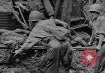 Standbild uns und feindliche Soldaten in Zweiten Weltkrieg Pacific Theater, 1944, aus Sekunde 55 historischem Filmmaterial Videoclip 65675056749