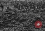 Standbild uns und feindliche Soldaten in Zweiten Weltkrieg Pacific Theater, 1944, aus Sekunde 58 historischem Filmmaterial Videoclip 65675056749