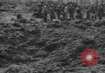 Standbild uns und feindliche Soldaten in Zweiten Weltkrieg Pacific Theater, 1944, aus Sekunde 59 historischem Filmmaterial Videoclip 65675056749