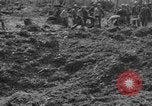 Standbild uns und feindliche Soldaten in Zweiten Weltkrieg Pacific Theater, 1944, aus Sekunde 61 historischem Filmmaterial Videoclip 65675056749