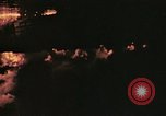 Immagine di Sbarco Nave cisterna ustioni di notte Hawaii USA, 1944, secondo 10 filmato di repertorio 65675056761