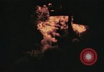 Immagine di Sbarco Nave cisterna ustioni di notte Hawaii USA, 1944, secondo 28 filmato di repertorio 65675056761