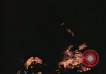 Immagine di Sbarco Nave cisterna ustioni di notte Hawaii USA, 1944, secondo 35 filmato di repertorio 65675056761