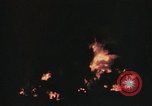 Immagine di Sbarco Nave cisterna ustioni di notte Hawaii USA, 1944, secondo 42 filmato di repertorio 65675056761