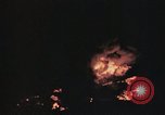 Immagine di Sbarco Nave cisterna ustioni di notte Hawaii USA, 1944, secondo 44 filmato di repertorio 65675056761