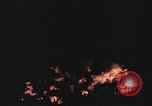 Immagine di Sbarco Nave cisterna ustioni di notte Hawaii USA, 1944, secondo 48 filmato di repertorio 65675056761
