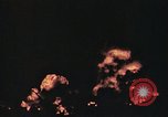 Immagine di Sbarco Nave cisterna ustioni di notte Hawaii USA, 1944, secondo 50 filmato di repertorio 65675056761