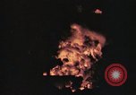 Immagine di Sbarco Nave cisterna ustioni di notte Hawaii USA, 1944, secondo 55 filmato di repertorio 65675056761