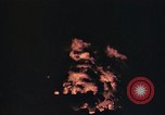 Immagine di Sbarco Nave cisterna ustioni di notte Hawaii USA, 1944, secondo 59 filmato di repertorio 65675056761