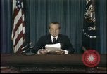Standbild Präsident Richard Nixon tritt zurueck Washington DC USA, 1974, aus Sekunde 33 historischem Filmmaterial Videoclip 65675056785