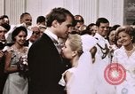 Immagine di Tricia il primo ballo di nozze Washington DC USA, 1971, secondo 16 filmato di repertorio 65675056991
