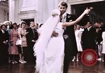 Immagine di Tricia il primo ballo di nozze Washington DC USA, 1971, secondo 25 filmato di repertorio 65675056991
