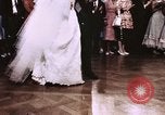 Immagine di Tricia il primo ballo di nozze Washington DC USA, 1971, secondo 30 filmato di repertorio 65675056991