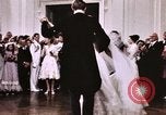 Immagine di Tricia il primo ballo di nozze Washington DC USA, 1971, secondo 35 filmato di repertorio 65675056991