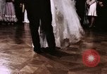 Immagine di Tricia il primo ballo di nozze Washington DC USA, 1971, secondo 46 filmato di repertorio 65675056991