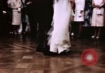 Immagine di Tricia il primo ballo di nozze Washington DC USA, 1971, secondo 49 filmato di repertorio 65675056991
