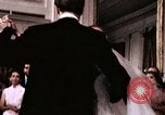 Immagine di Tricia il primo ballo di nozze Washington DC USA, 1971, secondo 53 filmato di repertorio 65675056991